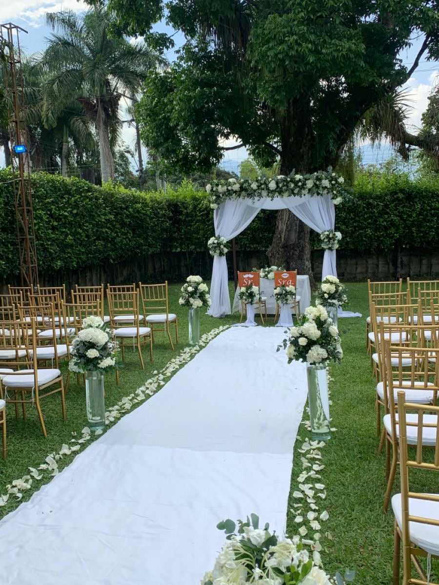 Ceremonia de Boda Completa – Escenario, Camino y Montaje Floral